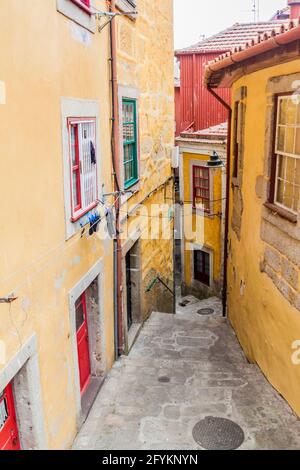 Strada stretta e ripida a Porto, Portogallo Foto Stock