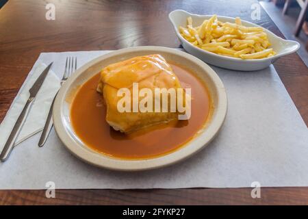 Francesinha, tradizionale panino originario di Porto, Portogallo Foto Stock