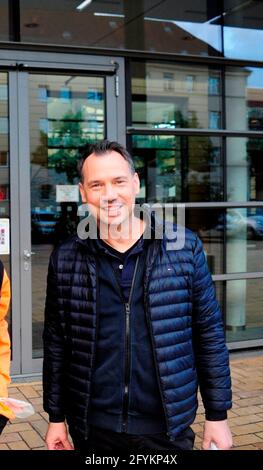 Sebastian Fitzek bei der Ankunft zur TV-Aufzeichnung der Talkshow 'Riverboat' im Studio 3 der Media City Leipzig. Lipsia, 28.05.2021 Foto Stock