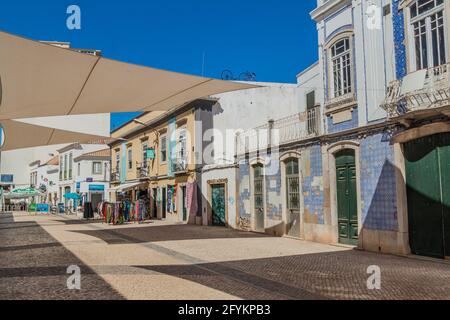 FARO, PORTOGALLO - 5 OTTOBRE 2017: Vista di una strada nel centro di Faro, Portogallo. Foto Stock