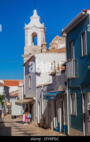 LAGOS, PORTOGALLO - 7 OTTOBRE 2017: Vista di una strada nel centro storico di Lagos, Portogallo. Foto Stock