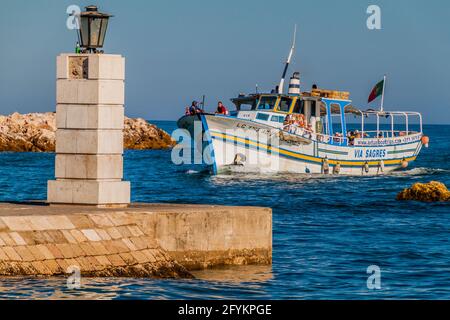 LAGOS, PORTOGALLO - 7 OTTOBRE 2017: Tour boat Via Sagres della compagnia reale Boat Trips in un porto di Lagos, Portogallo. Foto Stock