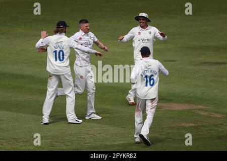 CHESTER LE STREET, REGNO UNITO. 28 MAGGIO il Brydon Carse di Durham festeggia dopo aver reclamato il wicket di Michael Pepper durante la partita del campionato della contea di LV tra il Durham County Cricket Club e l'Essex a Emirates Riverside, Chester le Street venerdì 28 Maggio 2021. (Credit: Mark Fletcher | MI News) Credit: MI News & Sport /Alamy Live News Foto Stock