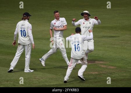 CHESTER LE STREET, REGNO UNITO. 28 MAGGIO il Brydon Carse di Durham festeggia dopo aver reclamato il wicket di Michael Pepper durante la partita del campionato della contea di LV tra il Durham County Cricket Club e l'Essex a Emirates Riverside, Chester le Street venerdì 28 Maggio 2021. (Credit: Mark Fletcher | MI News) Credit: MI News & Sport /Alamy Live News Foto Stock