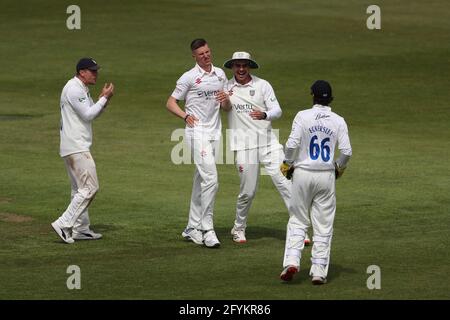 CHESTER LE STREET, REGNO UNITO. 28 MAGGIO il Brydon Carse di Durham festeggia dopo aver reclamato il wicket di Michael Pepper durante la partita del campionato della contea di LV tra il Durham County Cricket Club e l'Essex a Emirates Riverside, Chester le Street venerdì 28 Maggio 2021. (Credit: Mark Fletcher | MI News) Credit: MI News & Sport /Alamy Live News Foto Stock