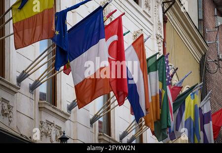 Bucarest, Romania - 27 maggio 2021: Bandiere di diversi paesi sopra Jack's Pub, nella città vecchia di Bucarest in Romania. Foto Stock