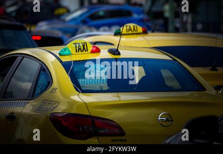 Bucarest, Romania - 27 maggio 2021: Taxi nel traffico su un viale a Bucarest. Foto Stock