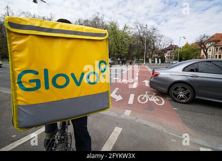 Bucarest, Romania - 15 aprile 2021: I corrieri di consegna del cibo di Glovo consegnano il cibo a Bucarest, Romania. Foto Stock