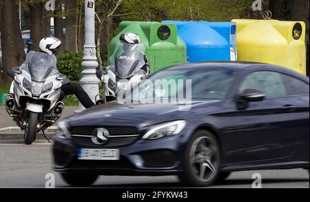 Bucarest, Romania - 15 aprile 2021: Due poliziotti seduti sulle moto BMW R 1200 RT autorità, che parlano tra loro, a Bucarest. Questa immagine è Foto Stock