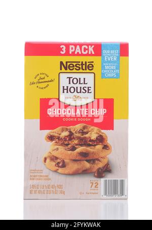 IRVINE, CALIFORNIA - 28 MAGGIO 2021: Una scatola di Nestle Toll House Chocolate chip cookie impasto. Foto Stock