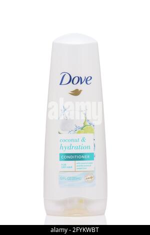 IRVINE, CALIFORNIA - 28 MAGGIO 2021: Una bottiglia di dove Coconut e crema idratante per capelli. Foto Stock