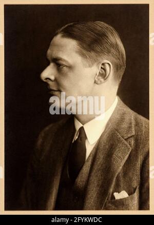 1930 ca, Londra, GRAN BRETAGNA : il poeta e scrittore britannico T.S. ELIOT ( Thomas Stearns , 1888 - 1965 ). Foto di Carl Vandyk ( 1850 - 1931 ), Londra . - TEATRO - TEATRO - DRAMMATURGO - POETA - POESIA - POESIA - drammaturgo - commediografo - ritratto - ritratto - colletto - colletto - cravatta - STORIA - FOTO STORICHE --- Archivio GBB Foto Stock