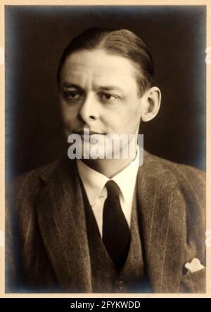 1930 ca, Londra, GRAN BRETAGNA : il poeta e scrittore britannico T.S. ELIOT ( Thomas Stearns , 1888 - 1965 ). Foto di Carl Vandyk ( 1850 - 1931 ), Londra . - TEATRO - TEATRO - DRAMMATURGO - POETA - POESIA - POESIA - drammaturgo - commediografo - ritratto - ritratto - colletto - colletto - cravatta - STORIA - FOTO STORICHE --- Archivio GBB Foto Stock