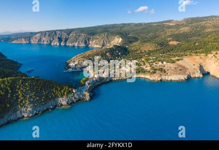 Vista aerea di Assos nell'isola di Cefalonia, Ionio, Grecia. Foto aerea del drone di un bellissimo e pittoresco villaggio tradizionale di Fishig colorato Foto Stock