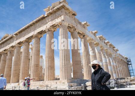 ATENE, GRECIA - 18 maggio 2021: Il Partenone è un tempio della classica Atene, nell'Acropoli ateniese di Grecia, dedicato alla dea Atena. Atene Foto Stock