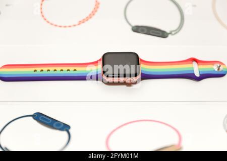 Princeton, New Jersey - 28 maggio 2021: Apple Watch Series 6 Rainbow Stripe. Apple Watch è stato creato e sviluppato da Apple inc. Foto Stock