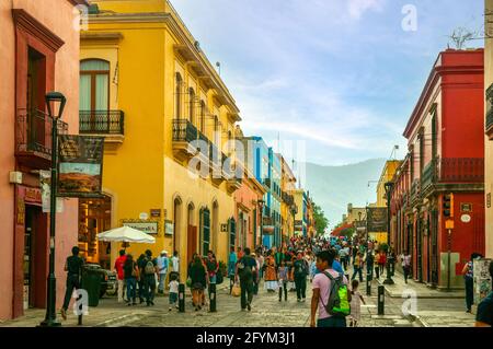 Gli edifici coloniali su Macedonio Alcala, Oaxaca, Messico Foto Stock