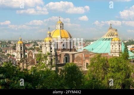 La vecchia e la nuova Basilica di Nostra Signora di Guadalupe, Città del Messico, Messico Foto Stock