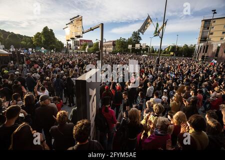 Lubiana, Slovenia. 28 maggio 2021. Migliaia di manifestanti si radunano in uno dei crocevia più traffici di Lubiana. Quarantamila persone hanno protestato contro il governo del primo ministro Janez Jansa per le strade di Lubiana, chiedendo elezioni. Questa è stata la protesta del 58° venerdì da quando Jansa è entrato in carica, e la più grande di quest'anno. Credit: SOPA Images Limited/Alamy Live News Foto Stock