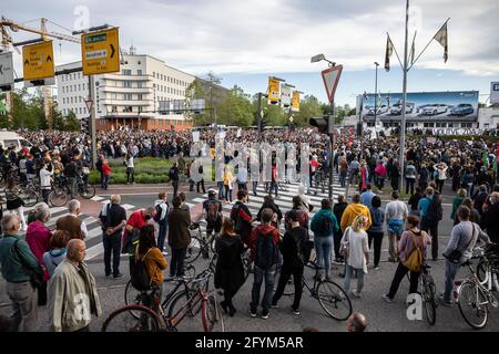 Lubiana, Slovenia. 28 maggio 2021. Migliaia di manifestanti si radunano in uno degli incroci più trafficanti di Lubiana dopo aver marciato per le strade durante una protesta anti-governativa. Quarantamila persone hanno protestato contro il governo del primo ministro Janez Jansa per le strade di Lubiana, chiedendo elezioni. Questa è stata la protesta del 58° venerdì da quando Jansa è entrato in carica, e la più grande di quest'anno. Credit: SOPA Images Limited/Alamy Live News Foto Stock