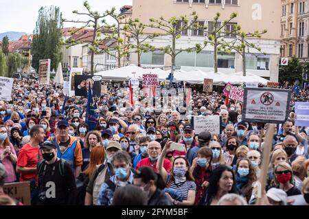 Lubiana, Slovenia. 28 maggio 2021. I manifestanti che portano cartelli si riuniscono in piazza Preseren di Lubiana chiedendo elezioni durante una protesta anti-governativa.quarantamila persone hanno protestato contro il governo del primo ministro Janez Jansa per le strade di Lubiana, chiedendo elezioni. Questa è stata la protesta del 58° venerdì da quando Jansa è entrato in carica, e la più grande di quest'anno. Credit: SOPA Images Limited/Alamy Live News Foto Stock