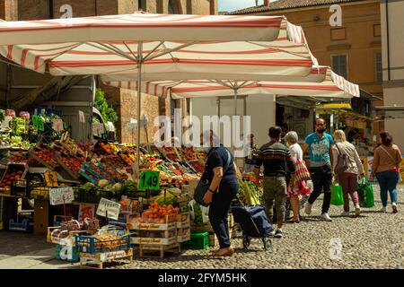 CREMONA, ITALIA - 26 maggio 2021: Cremona, Italia 2021 maggio Mercoledì mercato aperto di strada in città con meno restrizioni, in quanto più persone vengono vaccinate Foto Stock