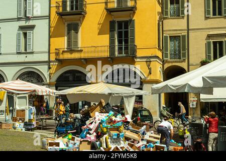 CREMONA, ITALIA - 26 maggio 2021: Cremona, Italia 2021 maggio Mercoledì mercato aperto di strada in città con meno restrizioni, in quanto più persone vengono vaccinate Foto Stock