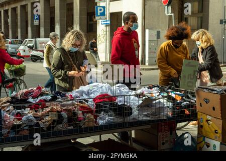 CREMONA, ITALIA - 26 maggio 2021: Cremona, Italia 2021 maggio Mercoledì mercato aperto di strada in città con meno restrizioni, in quanto più persone vengono vaccinate Foto Stock