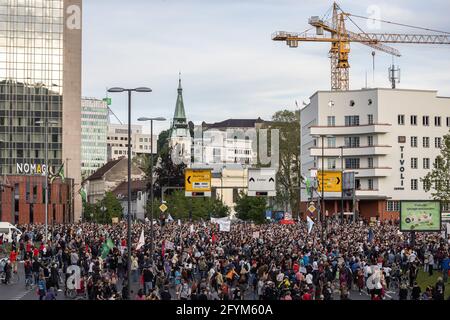 Lubiana, Slovenia. 28 maggio 2021. Migliaia di manifestanti si radunano in uno dei crocevia più traffici di Lubiana. Quarantamila persone hanno protestato contro il governo del primo ministro Janez Jansa per le strade di Lubiana, chiedendo elezioni. Questa è stata la protesta del 58° venerdì da quando Jansa è entrato in carica, e la più grande di quest'anno. (Foto di Luka Dakskobler/SOPA Images/Sipa USA) Credit: Sipa USA/Alamy Live News Foto Stock