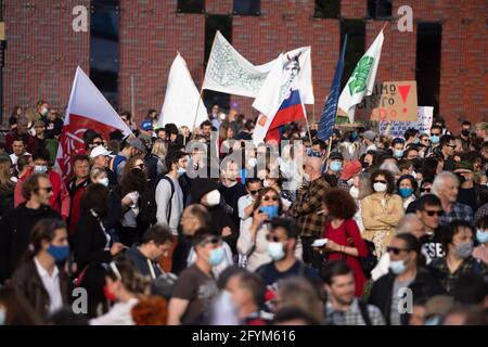 Lubiana, Slovenia. 28 maggio 2021. I manifestanti che portano cartelli e cartelli tengono un raduno in uno dei più traffici crocevia di Lubiana.quarantamila persone hanno protestato contro il governo del primo ministro Janez Jansa per le strade di Lubiana, chiedendo elezioni. Questa è stata la protesta del 58° venerdì da quando Jansa è entrato in carica, e la più grande di quest'anno. (Foto di Luka Dakskobler/SOPA Images/Sipa USA) Credit: Sipa USA/Alamy Live News Foto Stock