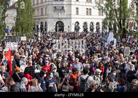 Lubiana, Slovenia. 28 maggio 2021. Migliaia di manifestanti si riuniscono nel centro di Lubiana per protestare contro il governo. Quarantamila persone hanno protestato contro il governo del primo ministro Janez Jansa per le strade di Lubiana, chiedendo elezioni. Questa è stata la protesta del 58° venerdì da quando Jansa è entrato in carica, e la più grande di quest'anno. (Foto di Luka Dakskobler/SOPA Images/Sipa USA) Credit: Sipa USA/Alamy Live News Foto Stock