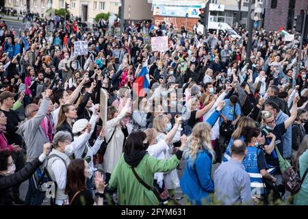 Lubiana, Slovenia. 28 maggio 2021. Migliaia di manifestanti sollevano i pugni e gridano durante una protesta anti-governativa a Lubiana. Quarantamila persone hanno protestato contro il governo del primo ministro Janez Jansa per le strade di Lubiana, chiedendo elezioni. Questa è stata la protesta del 58° venerdì da quando Jansa è entrato in carica, e la più grande di quest'anno. (Foto di Luka Dakskobler/SOPA Images/Sipa USA) Credit: Sipa USA/Alamy Live News Foto Stock