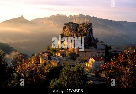 FRANCIA. VAUCLUSE (84) DENTELLES DE MONTMIRAIL. LA ROQUE ALRIC VILLAGGIO Foto Stock