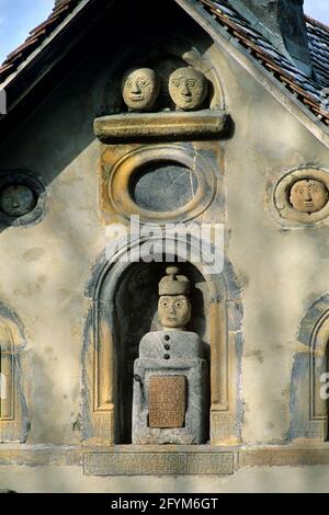 FRANCIA. HAUTES-ALPES (05). LA ZONA DI CHAMPSAUR. AUBERIE. CAPPELLA DEI PETETES. DETTAGLIO DELLA FACCIATA Foto Stock