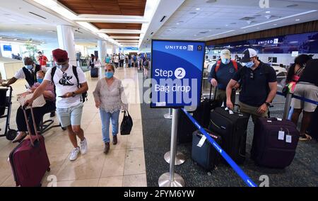 Orlando, Stati Uniti. 28 maggio 2021. I viaggiatori vengono visti all'aeroporto internazionale di Orlando il venerdì prima del Memorial Day. Dal momento che sempre più persone hanno ricevuto il vaccino COVID-19, l'American Automobile Association (AAA) prevede che oltre 37 milioni di americani percorreranno più di 50 miglia questo fine settimana del Memorial Day, molti per la prima volta dall'inizio della pandemia. (Foto di Paul Hennessy/SOPA Images/Sipa USA) Credit: Sipa USA/Alamy Live News Foto Stock