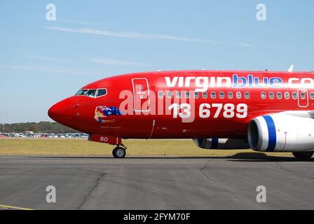 Virgin Blue Jet Airplane Boeing 737-76N alla base RAAF Williamtown NSW nel 2010 - Virgin Blue è stata ribattezzata Virgin Australia dal 2011 in poi Foto Stock