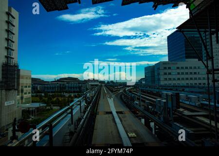 Un punto di vista frontale sulla ferrovia di Yurikamome Linea a Tokyo Foto Stock