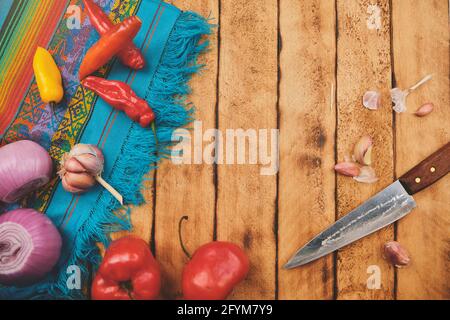 Ingredienti peruviani: Rocoto Chili che è stato affettato su una tavola di legno, peperoncino Ají Limo, aglio e cipolla Foto Stock