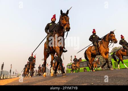 forze armate indiane che praticano a cavallo durante le prove per il giorno della repubblica indiana a delhi. Foto Stock