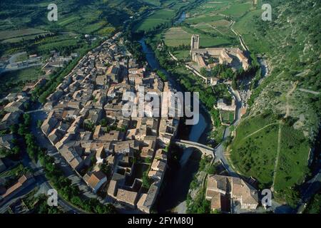 FRANCIA. AUDE (11), VISTA AEREA DELL'ABBAZIA DI LAGRASSE E DEL BORGO MEDIEVALE, È UNO DEI PIÙ BEI VILLAGGI DI FRANCIA, SUL MONTE CORBIERES Foto Stock