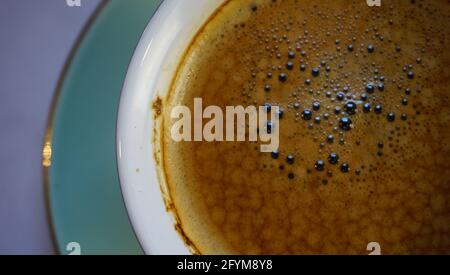 caffè nero e caffè di piselli su giornale. Foto Stock