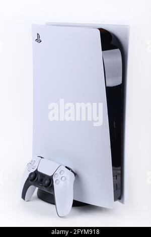 Maggio 27 2021, Londra Ontario Canada, il difficile ottenere PS5 Console in piedi bianco con un unico controller. Luke Durda/Alamy Foto Stock