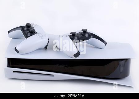 Maggio 27 2021, Londra Ontario Canada, il difficile da ottenere PS5 console di posa su bianco 2 contollers. Luke Durda/Alamy Foto Stock