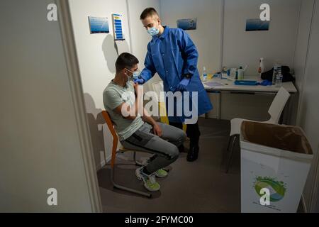 Parigi, Francia. 28 maggio 2021. Tony, 18 anni, riceve la sua prima dose di vaccino COVID-19 al centro espositivo Porte de Versailles di Parigi, Francia, 28 maggio 2021. Tutti gli adulti di età superiore ai 18 anni possono ora prendere un appuntamento per essere vaccinati contro COVID-19, il Ministero francese della Sanità ha annunciato Giovedi. Credit: Aurelien Morissard/Xinhua/Alamy Live News Foto Stock