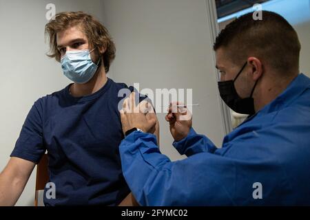 Parigi, Francia. 28 maggio 2021. Simon, 25 anni, riceve la sua prima dose di vaccino COVID-19 al Porte de Versailles Exhibition Centre di Parigi, Francia, 28 maggio 2021. Tutti gli adulti di età superiore ai 18 anni possono ora prendere un appuntamento per essere vaccinati contro COVID-19, il Ministero francese della Sanità ha annunciato Giovedi. Credit: Aurelien Morissard/Xinhua/Alamy Live News Foto Stock