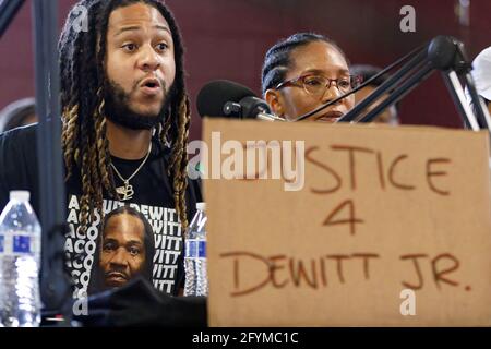 DeWitt McDonald III, figlio di DeWitt McDonald Jr., si rivolge alla stampa chiedendo che McDonald Jr. Sia assolto e rilasciato dalla prigione. McDonald III ha detto, 'stiamo attraversando questo da quando avevo cinque anni, ' aggiungendo che il sistema di giustizia ha lynched il padre di McDonald, 'è stato linciato. Questo è il New Jim Crow mio padre ha perso innumerevoli compleanni, eventi sportivi, Father's Days, lauree alla scuola superiore, lauree al college. Daryl E. Murphy della National Association for the Advancement of Colored People (NAACP) siede con la famiglia di DeWitt McDonald Jr. In una conferenza stampa Foto Stock