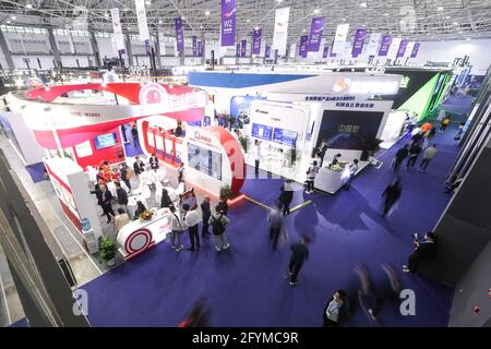 Guiyang, provincia cinese di Guizhou. 26 Maggio 2021. La gente visita il China International Big Data Industry Expo 2021 a Guiyang, provincia sudoccidentale di Guizhou, 26 maggio 2021. Credit: Ou Dongqu/Xinhua/Alamy Live News Foto Stock