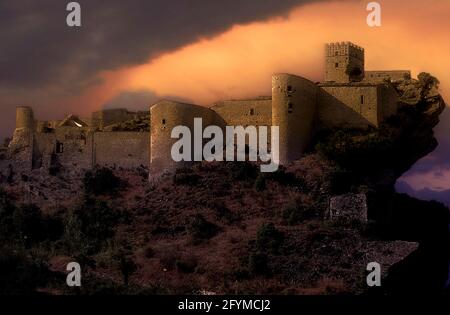 Abruzzo Provincia di Roccascalegna Forees - Abruzzo Provincia Chieti Rocca di Roccascalegna - Italia Abruzzo Roccascalegna - il Castello sulla Rocca - la leggenda del Castello di Roccascalegna è legata all'applicazione della regola del cosiddetto ius primae noctis, o l'abitudine del tempo che ha richiesto nuove spose di passare la loro notte di nozze con il signore del feudo. E questo è quanto ha imposto anche il barone Corvo de Corvis, finché un giorno una donna si ribellò e, invece di dargli la sua purezza, lo uccise Foto Stock