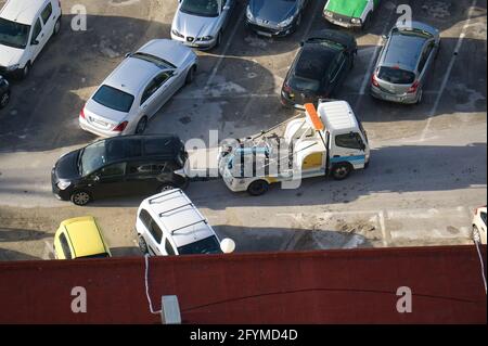 ALICANTE, SPAGNA, APRILE 28 2021: Polizia che traina auto parcheggiate male nella città di Alicante, nella Comunità Valenciana, Spagna. Vista Foto Stock