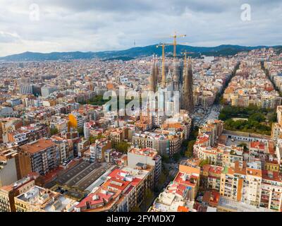 Vista aerea di Barcellona con la Sagrada Familia progettata da Anthony Gaudi Foto Stock